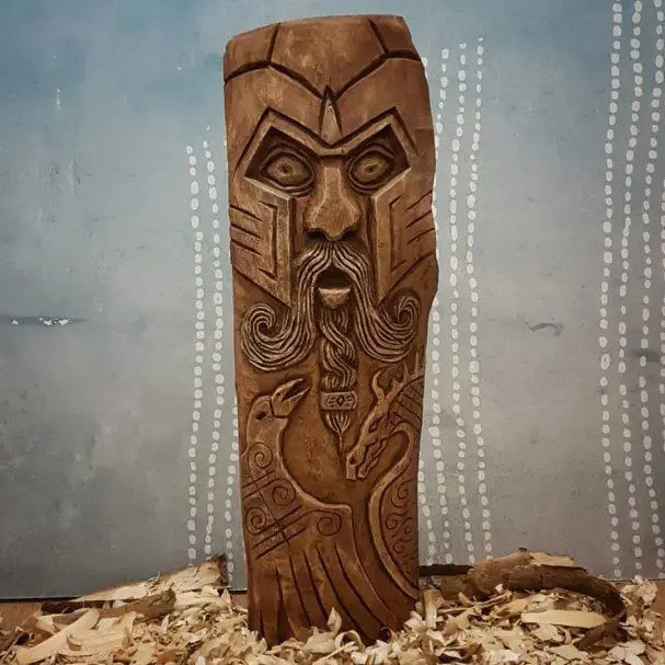 Odin-Skulptur aus Holz geschnitzt
Author - <a href="https://www.instagram.com/theknottycarver/" rel="nofollow">The Knotty Carver</a>