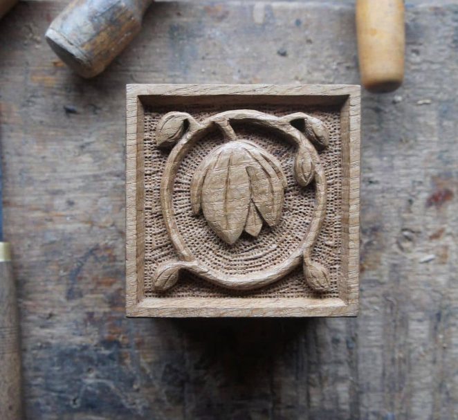 wydrążona skrzynia dębowa z reliefowym wzorem rzeźbiarskim
Author - <a href="https://www.instagram.com/tom.wood.design/" rel="nofollow">Tom Rogers</a>