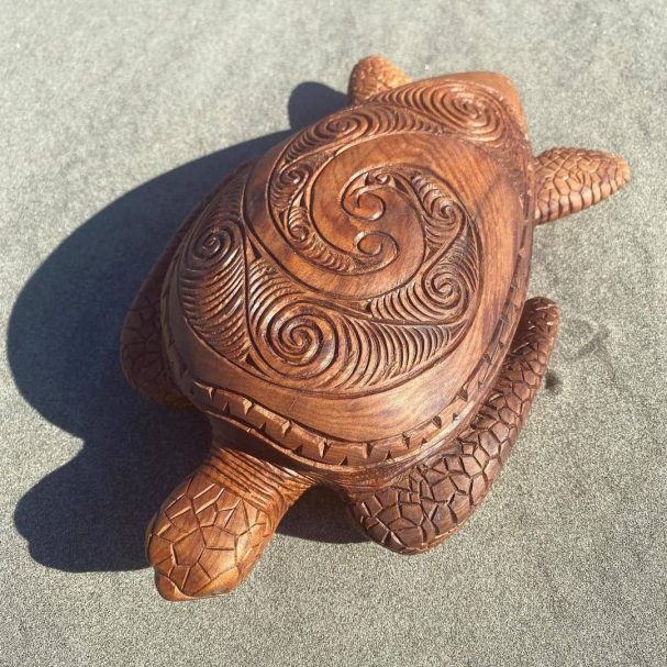 Schildkröte aus Matai-Holz
Author - <a href="https://www.instagram.com/aweao_creations/" rel="nofollow">Laurie et Sebastien</a>