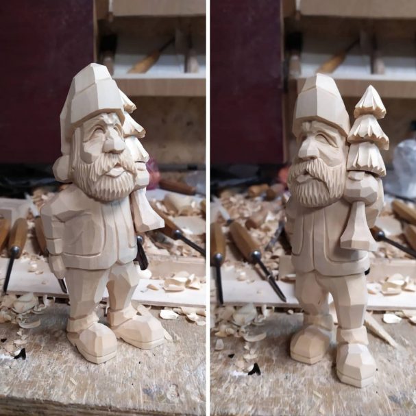 Hand Carved Wooden Santa with a Christmas tree
Author - <a href="https://www.instagram.com/woodentalesshop/" rel="nofollow">Vladimir</a>