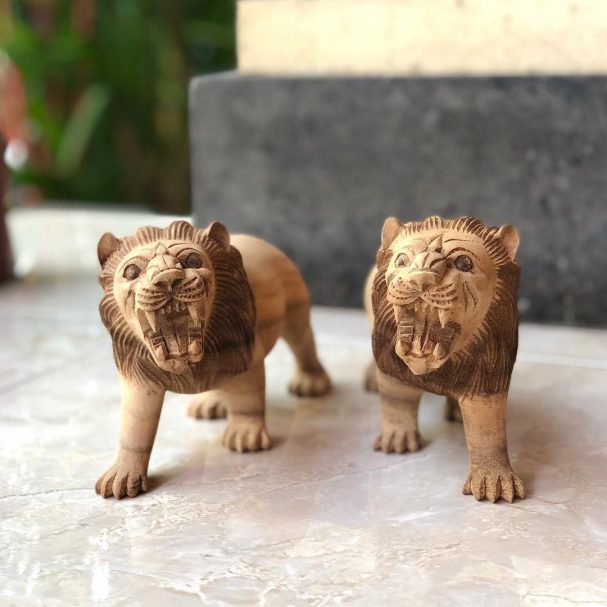 Lions carved out of wood
Author - <a href="https://www.instagram.com/metri_woodcarver/" rel="nofollow">BALI WOOD CARVER</a>