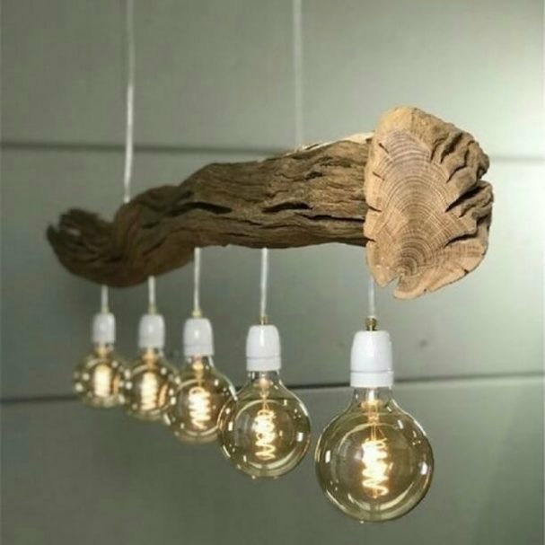 a chandelier made of logs
Author - <a href="https://www.instagram.com/woodcraft_awesome/" rel="nofollow">Woodcraft Awesome</a>